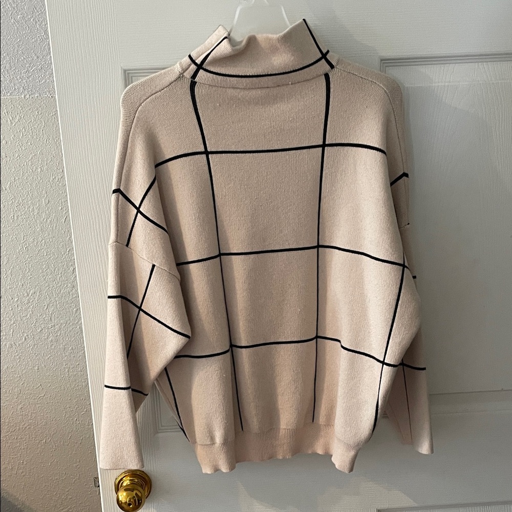 DAVI & DANI Beige Checkered Turtleneck Sweater